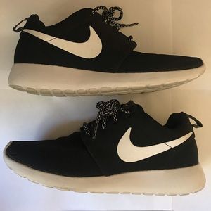 NIKE ROSHE ONES Black and White Sneakers